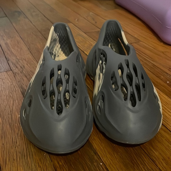 Foam slippers - Picture 1 of 3